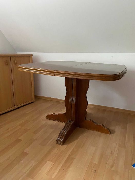 Klasyczny stół ze Swarzędzkiej Fabryki Mebli
