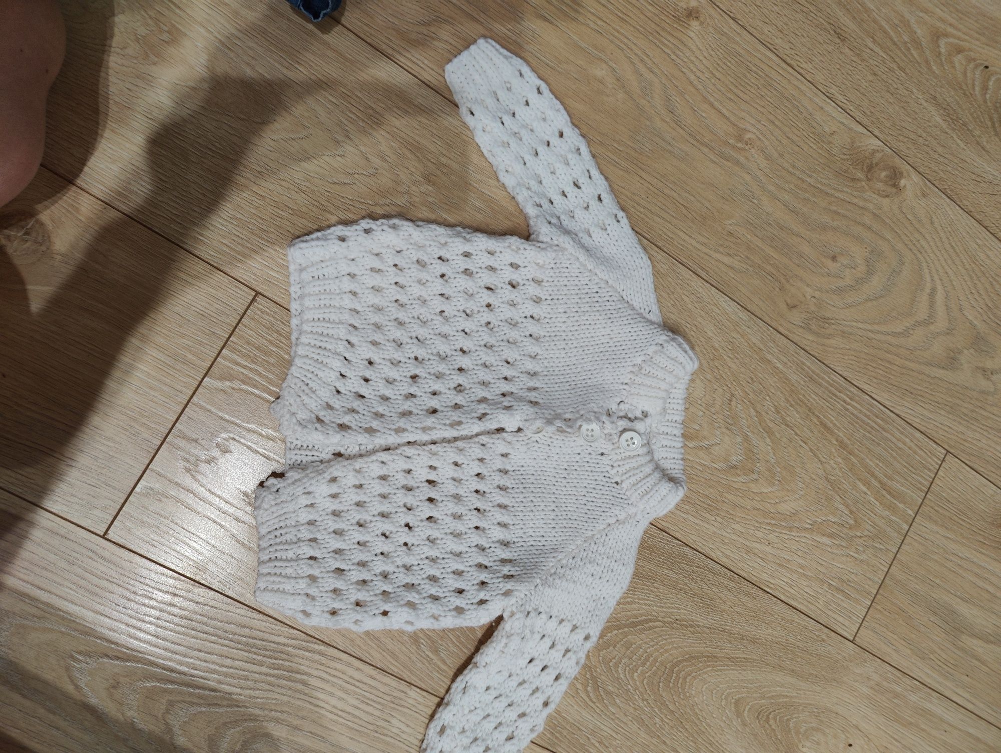 Biały elegancki sweterek