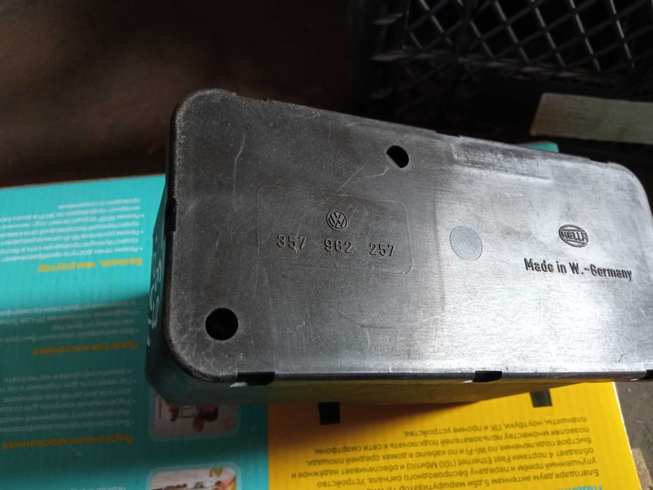 Компресор центрального замка Volkswagen Passat B3 88-93 357962257