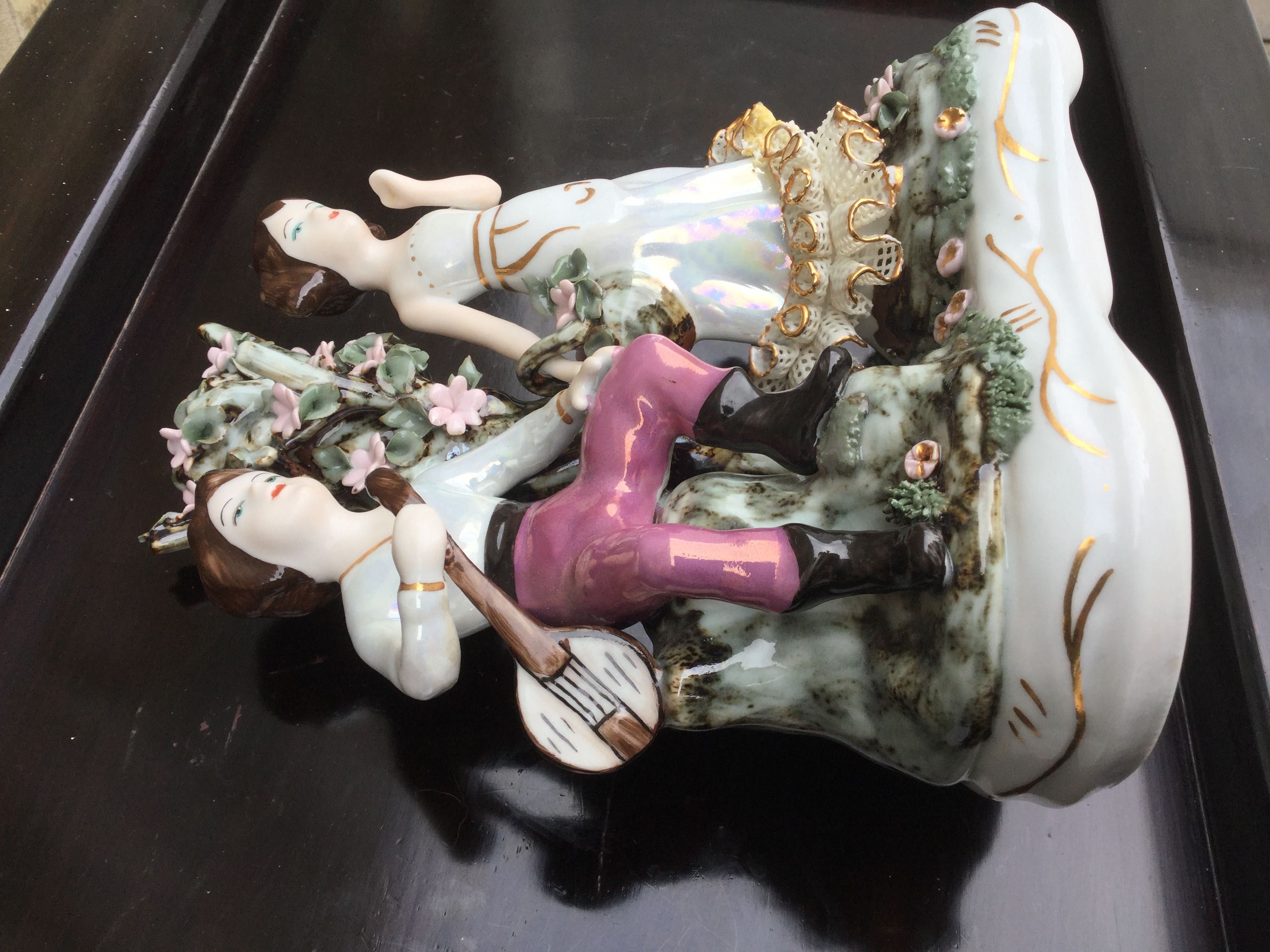 Grupo escultórico casal porcelana da Bavária alemão marcado 24 cm