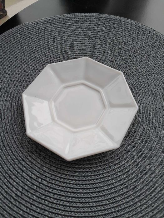 mały talerz talerzyk spodek biały