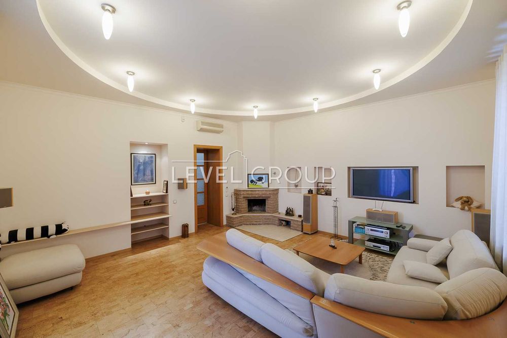 Оренда  дворівневої  квартири Алли Горської 8