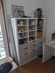 Estante IKEA KALLAX com módulos de gavetas – branco/cinzento