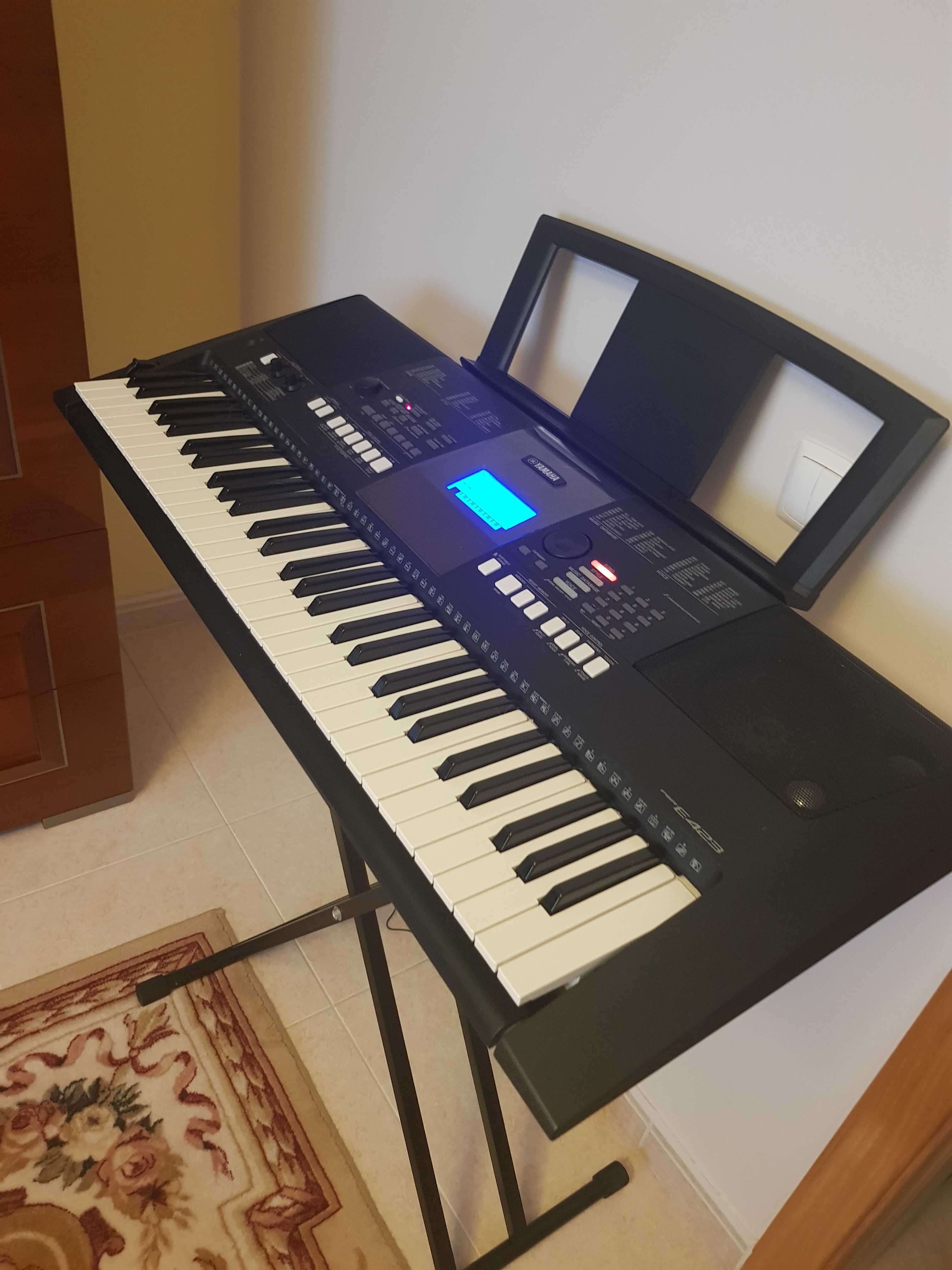 Teclado Yamaha PSR E423 com suporte