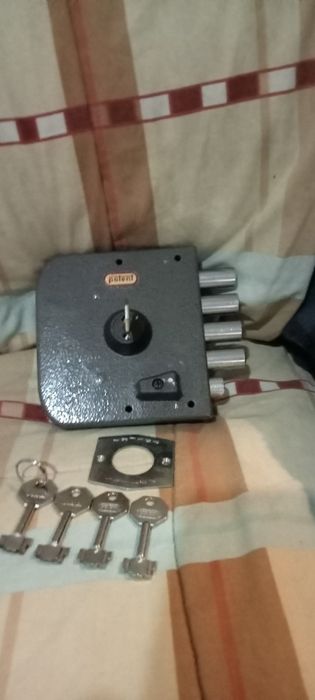 Fechadura de porta como nova com 5chaves