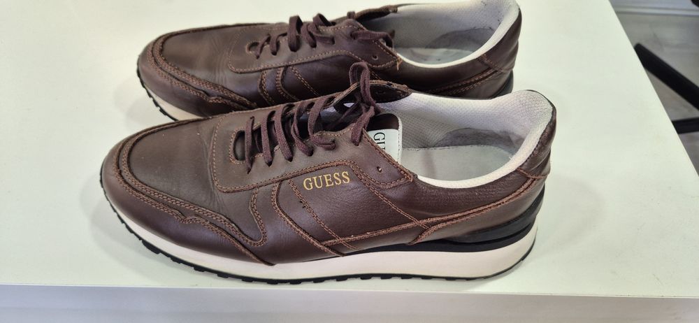 Sapatilhas Homem Guess em pele de cor castanhas como novas