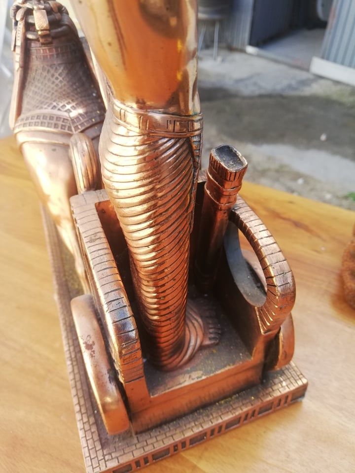 Peça em cobre com cavalos