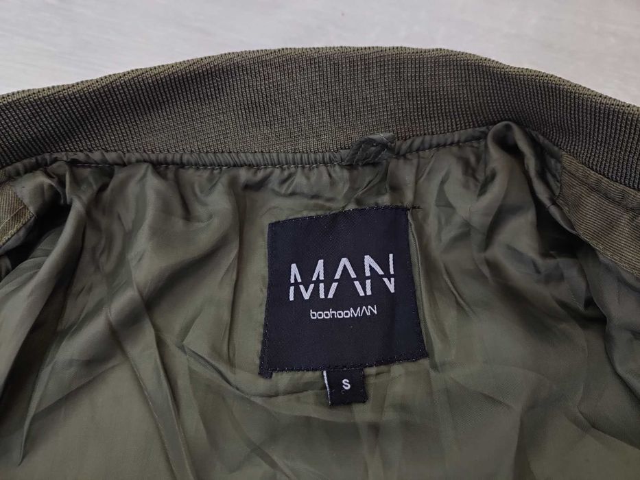 Якісна чоловіча зелена куртка бомбер з кишенями хакі Boohoo s р