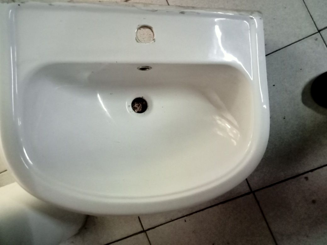 Lavatório com pé marca indusa.