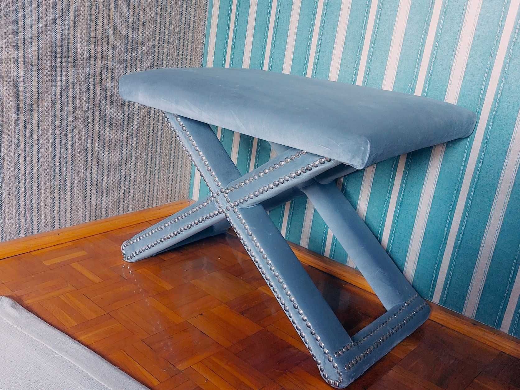 Taboret z aksamitu z ćwiekami