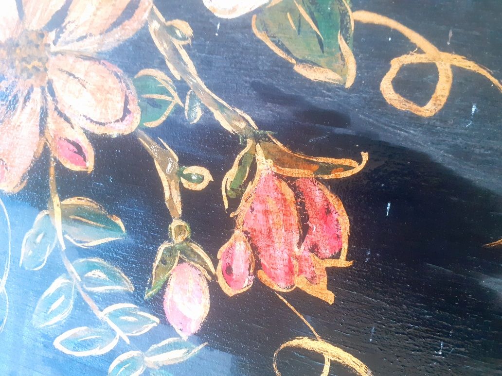 Mesa antiga pintada à mão