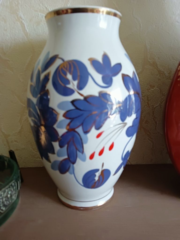 Вазы фарфоровые продам