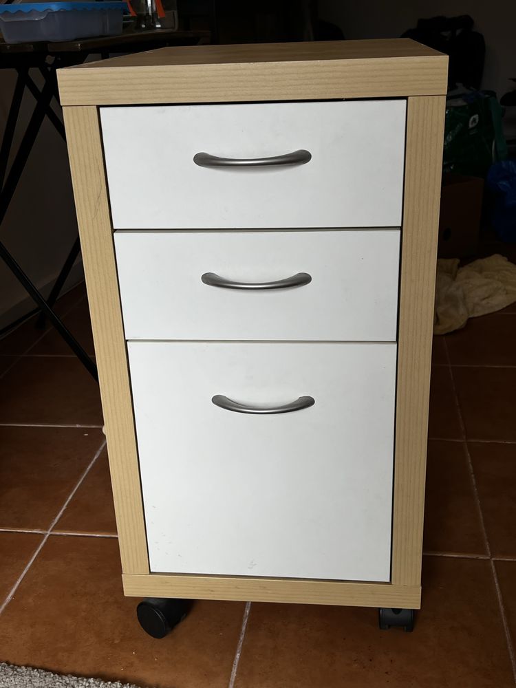 Movel de gavetas com rodas