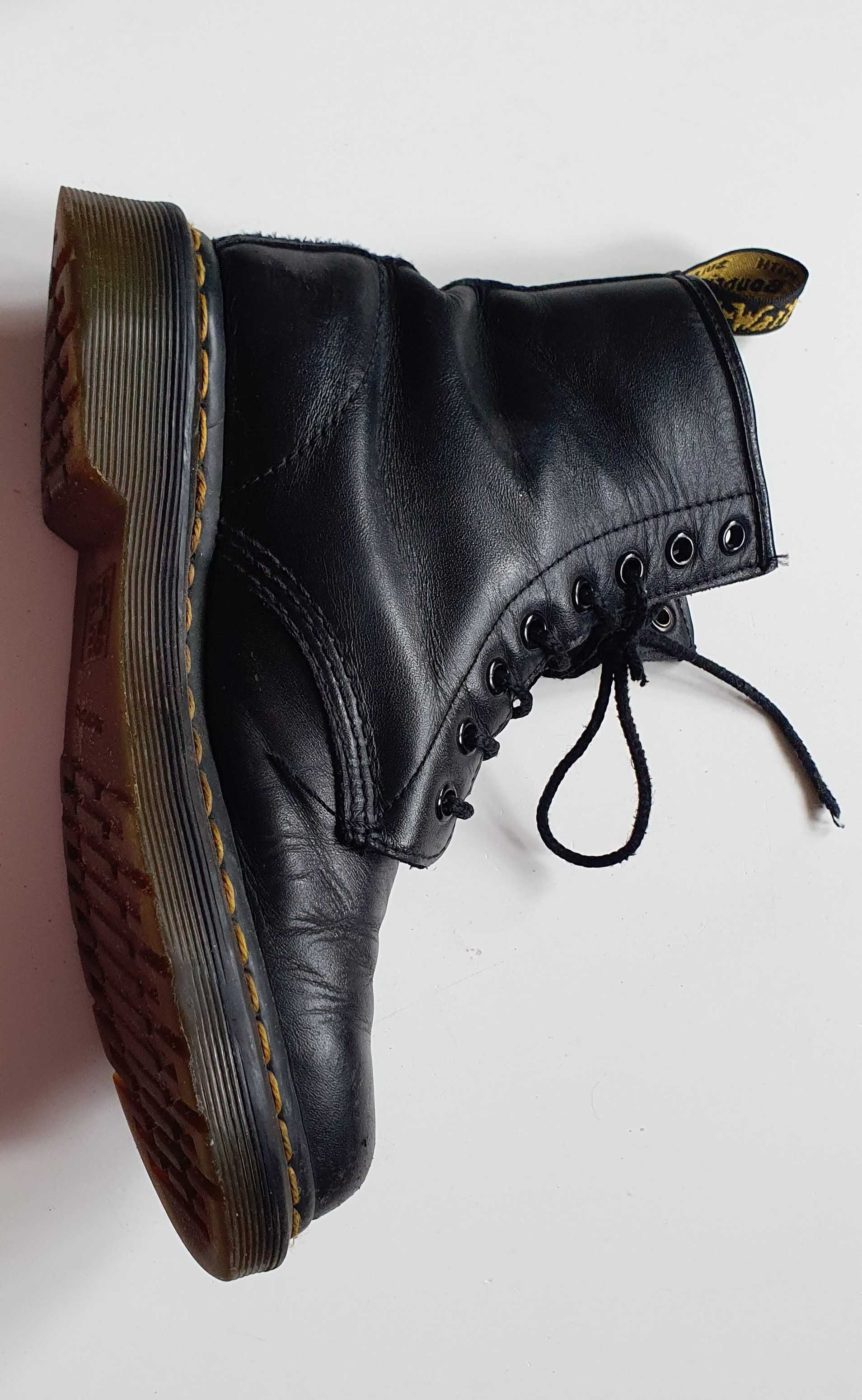 Buty Dr. Martens, czarne z motywem róży (1460 VONDA Black Softy)