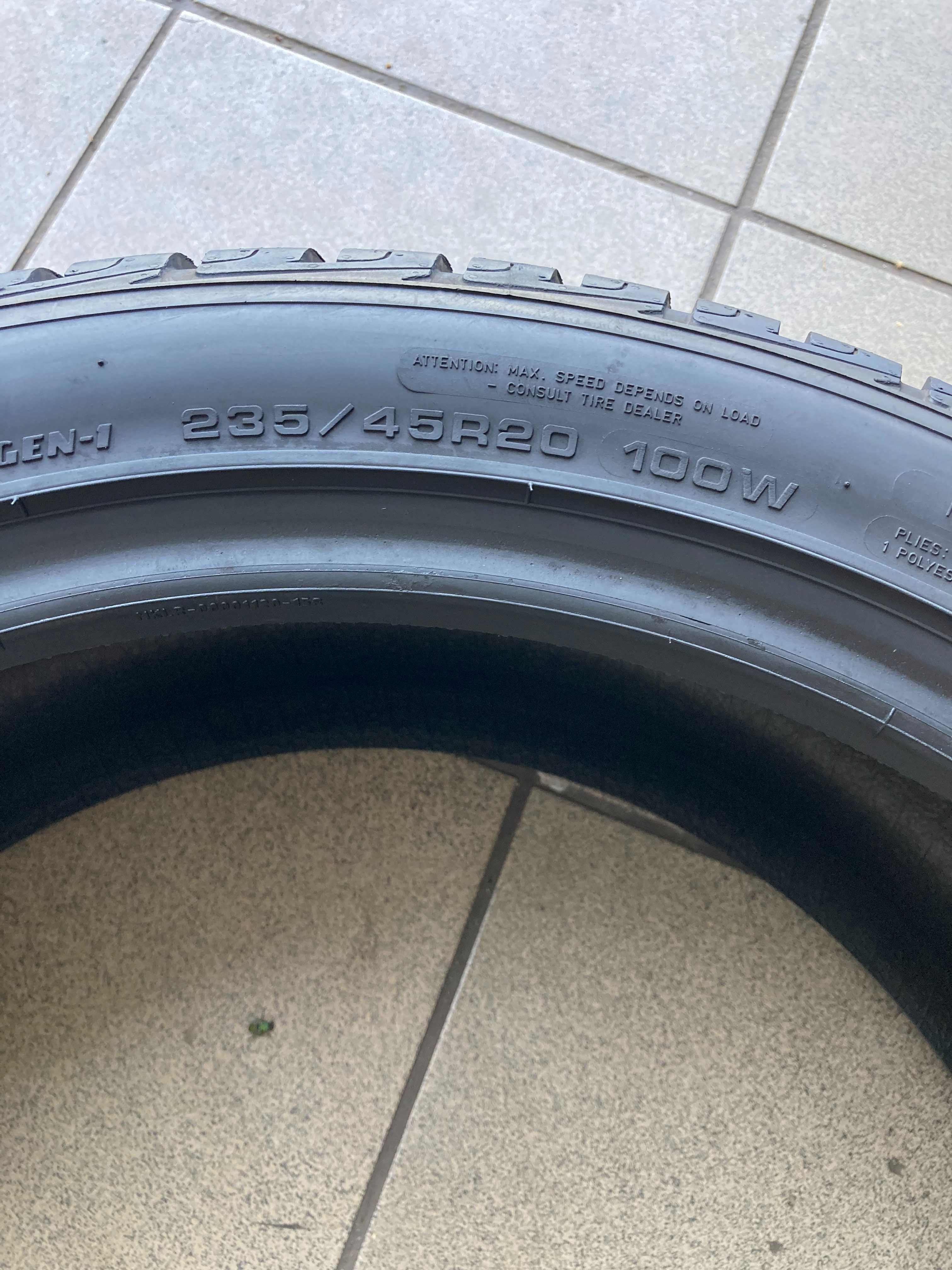 2szt. 2021r. 235/45R20 Goodyear Ultragrip [147]