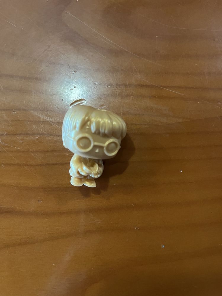 Złote figurki minionki i złota figurka harry potter