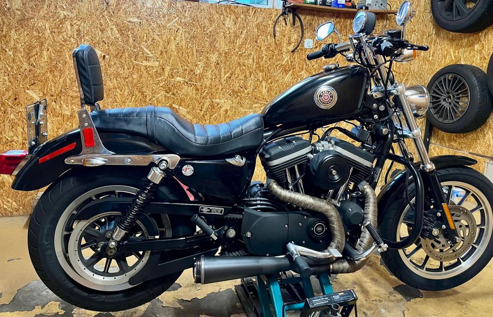 Harley-Davidson Sportster Roadster 883R Harley-Davidson Sportster