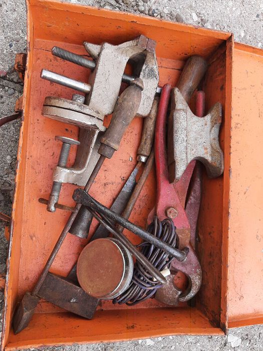 zestaw narzędzi imadło skrzynka kowadełko lutownice