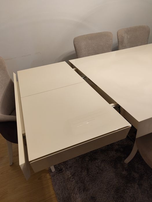 Mesa e cadeiras de sala