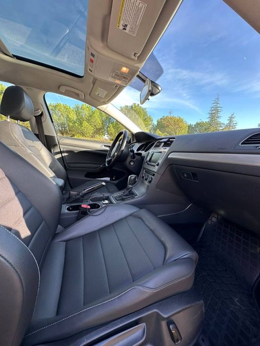 Volkswagen Golf 2015 року випуску (Америка) колір сірий.