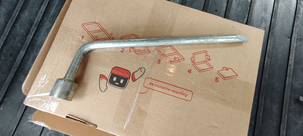 Баллонный ключ и вороток домкрата