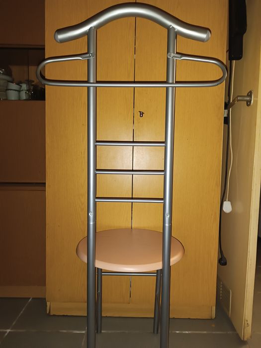 Krzesło wieszak stojak