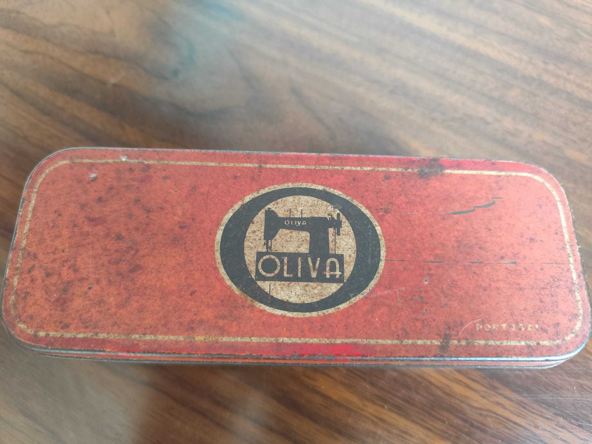 Vende-se máquina de costura Oliva CL 50 embutida em móvel.