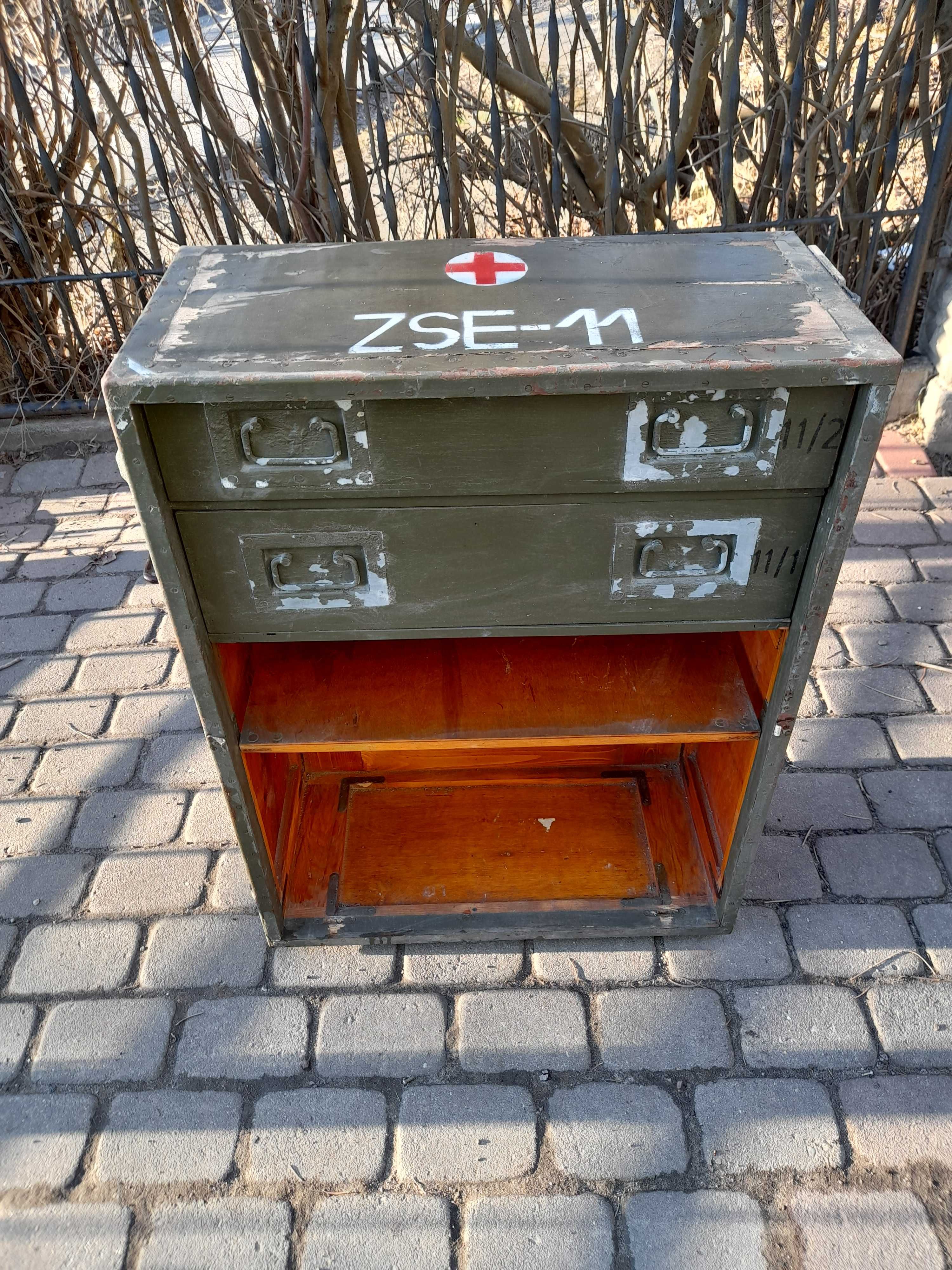 Wojskowa skrzynia z sanitarna.
