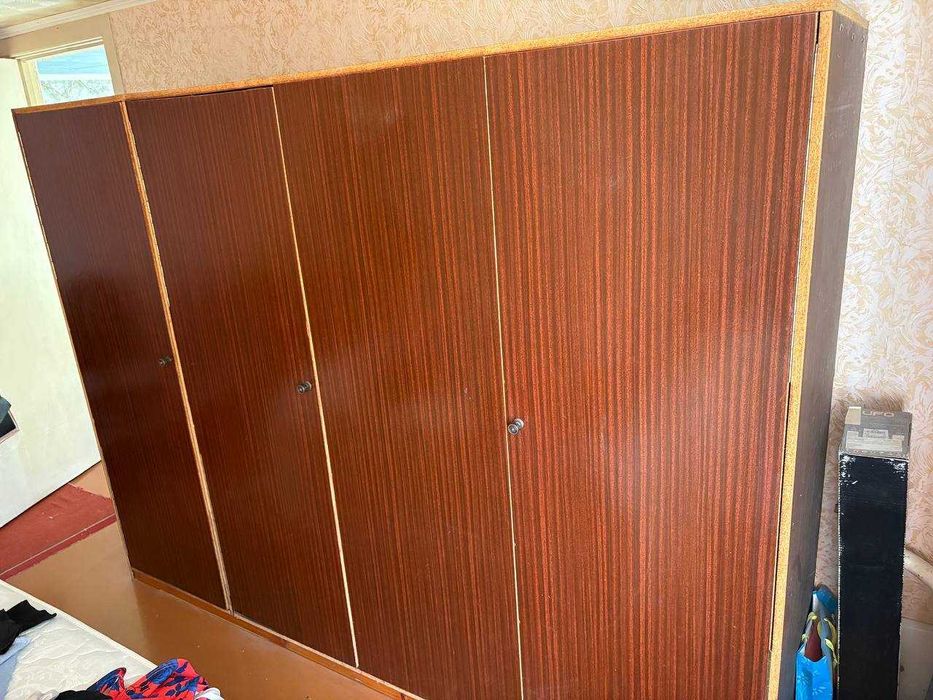 Шафа радянського типу для одягу