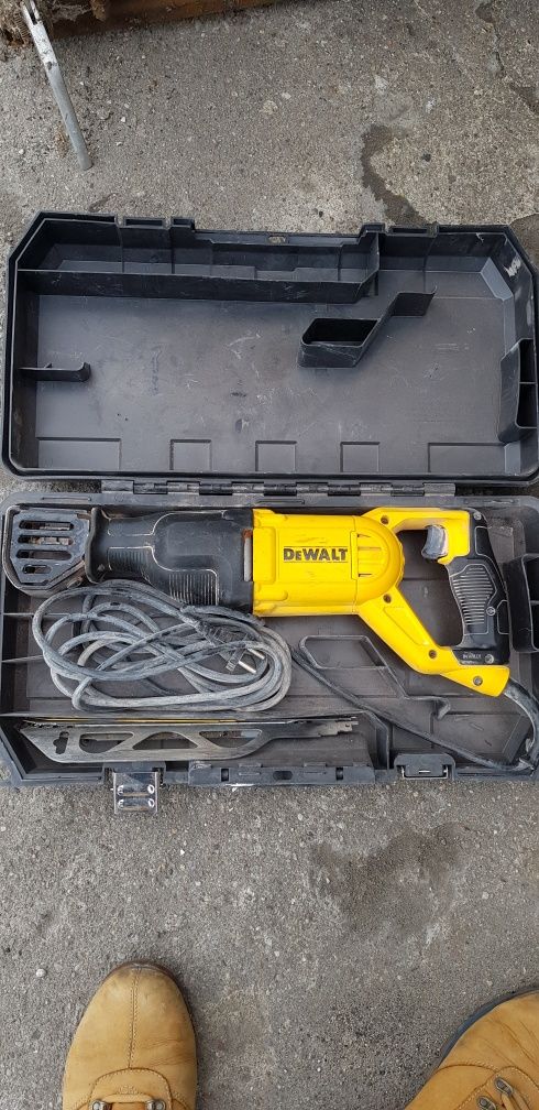 Piła szablasta Dewalt dwe 305 qs STAN Bardzo Dobry