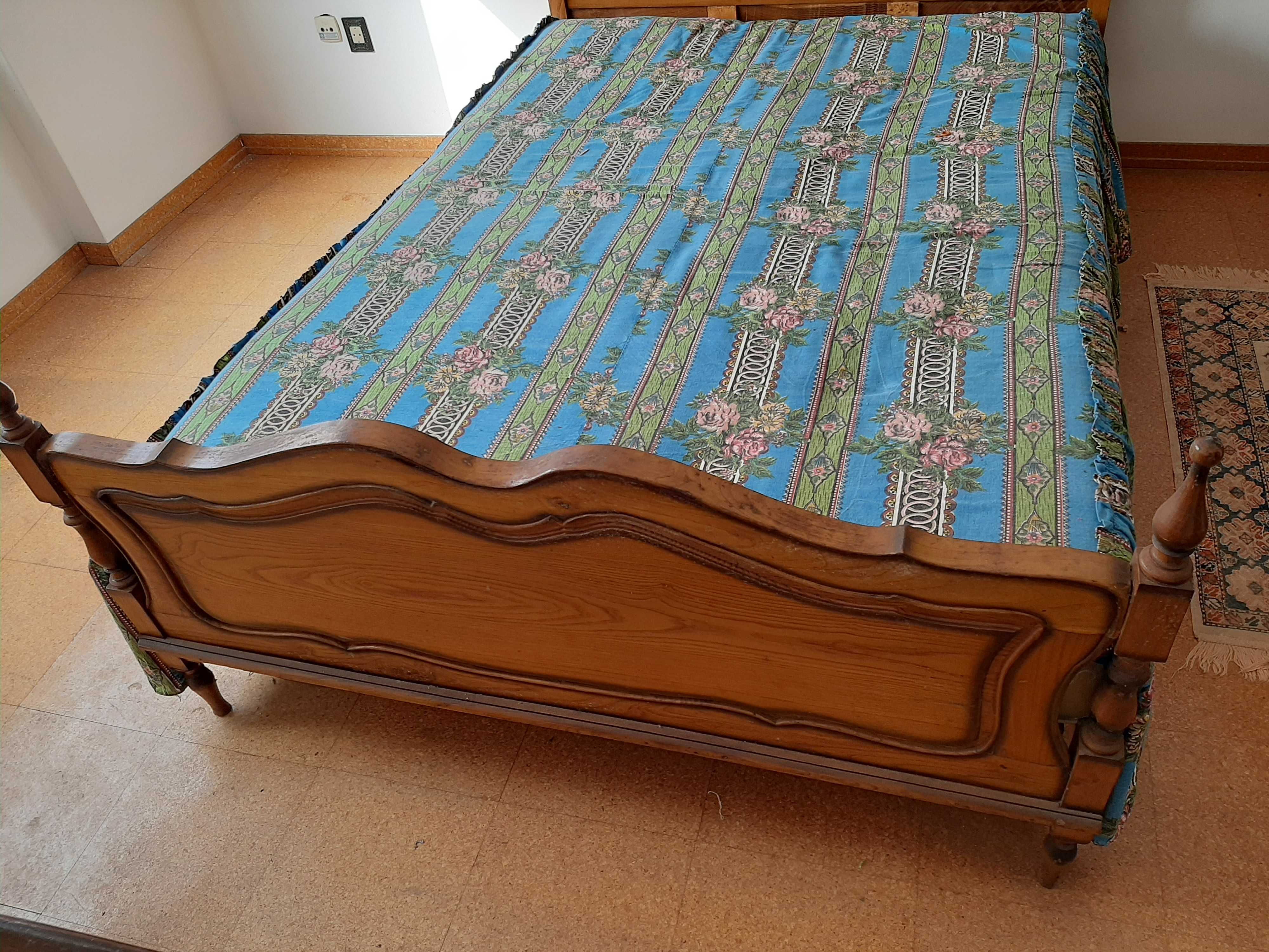 Cama antiga estilo Queen Anne