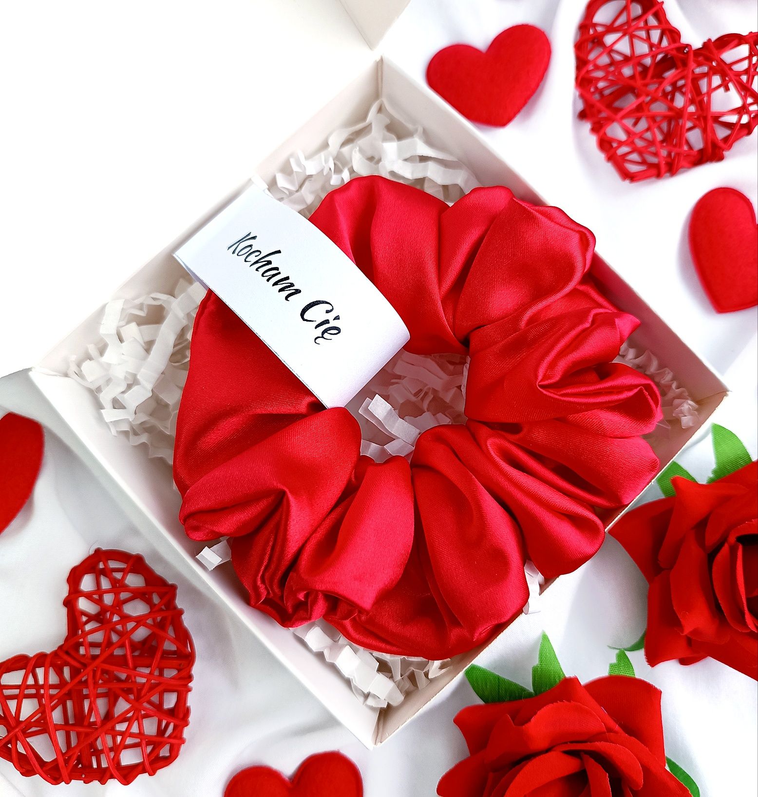 Prezent walentynkowy - personalizowana scrunchie "Kocham Cię"