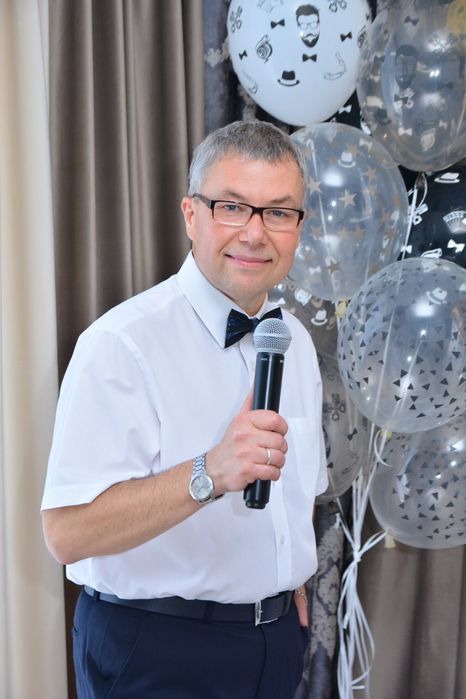 Веселий ведучий, музич. супровід, живий спів на новорічний корпоратив