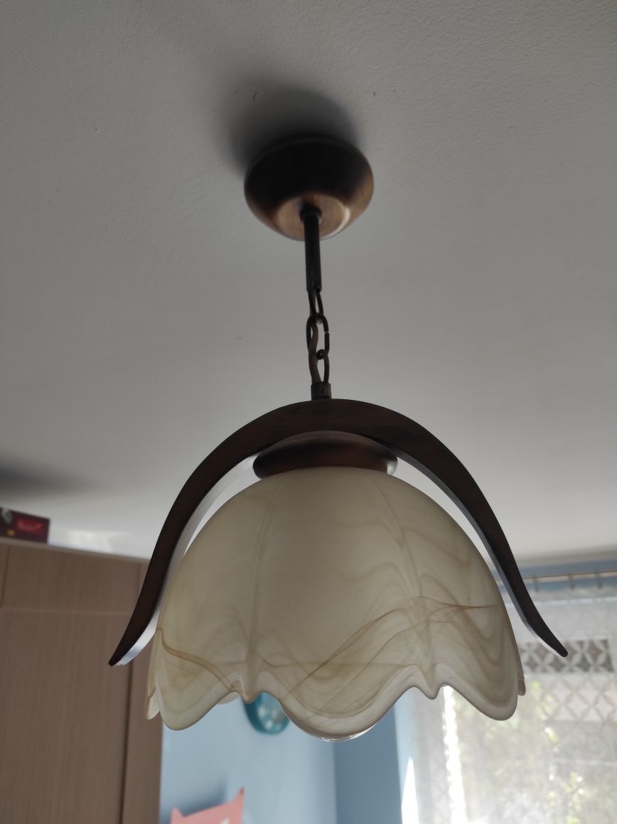 Lampa wisząca z drewnianymi elementami.