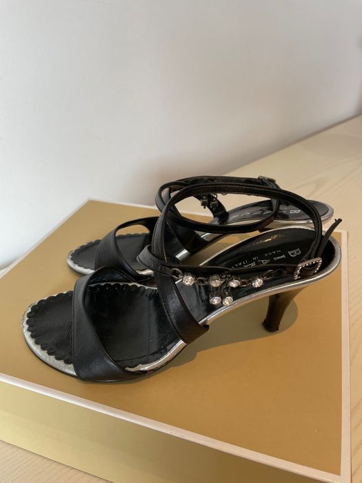 Sandálias pretas em pele genuína da Bianca - tamanho 37
