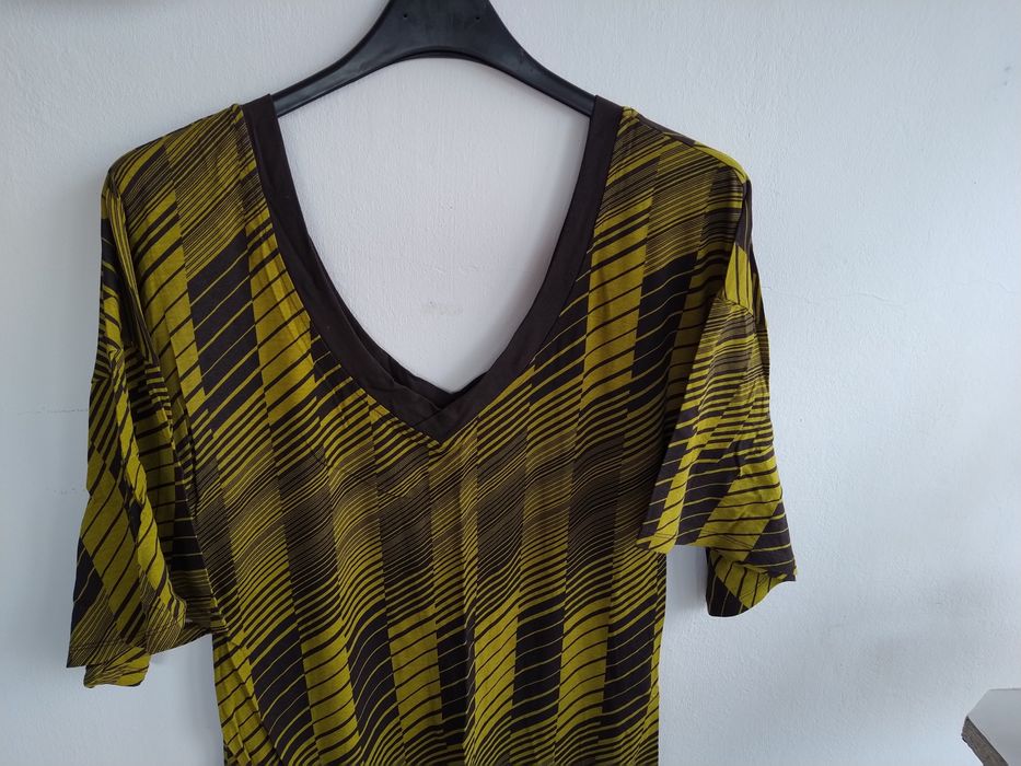 Top / Camisola verde com linhas modernas - Bershka - Tamanho M