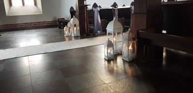 Lampiony + biały dywan dekoracja kościoła wynajem ślub wesele