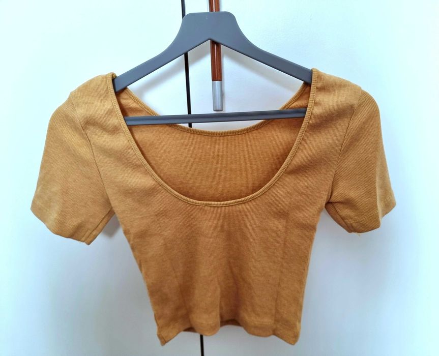 Camisola curta amarela, decote nas costas Stradivarius S - nunca usada