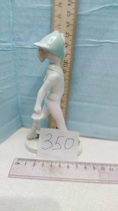 Статуэтка Девочка  одивает штаны и другие Венгрия 1960 годы