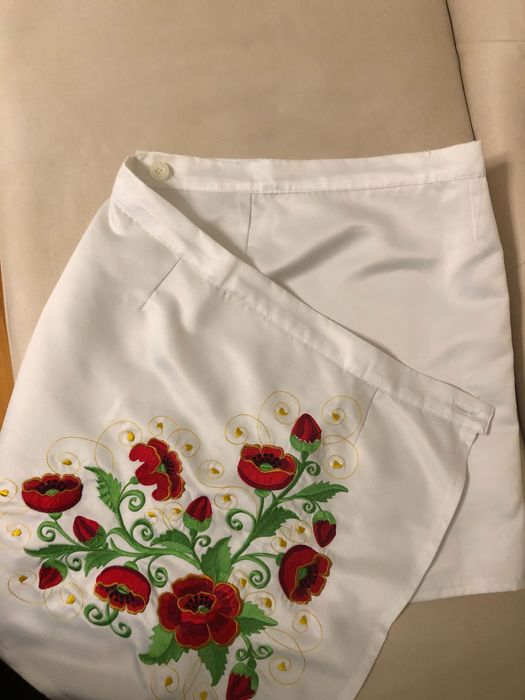 Вишиванка, весільний вишитий жіночий костюм у маки сорочка і спідниця.