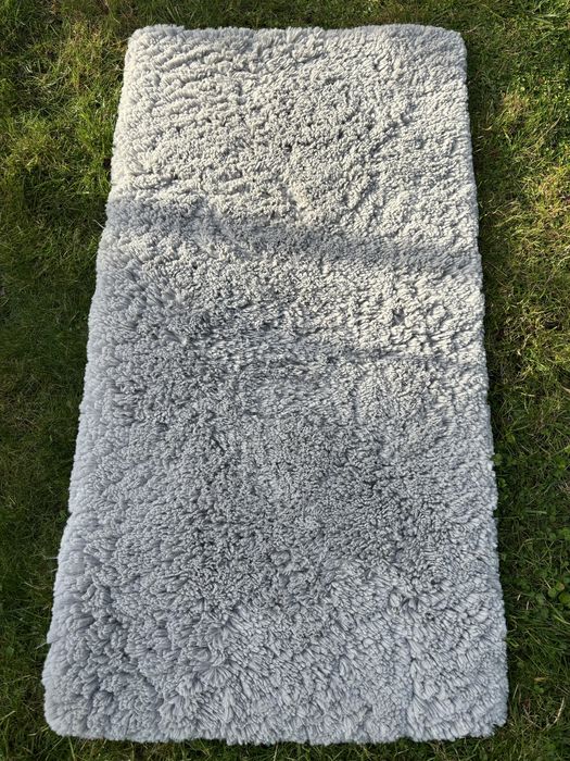 Chodnik. Dywan shaggy jasny z pawiami i brazowy jednolity