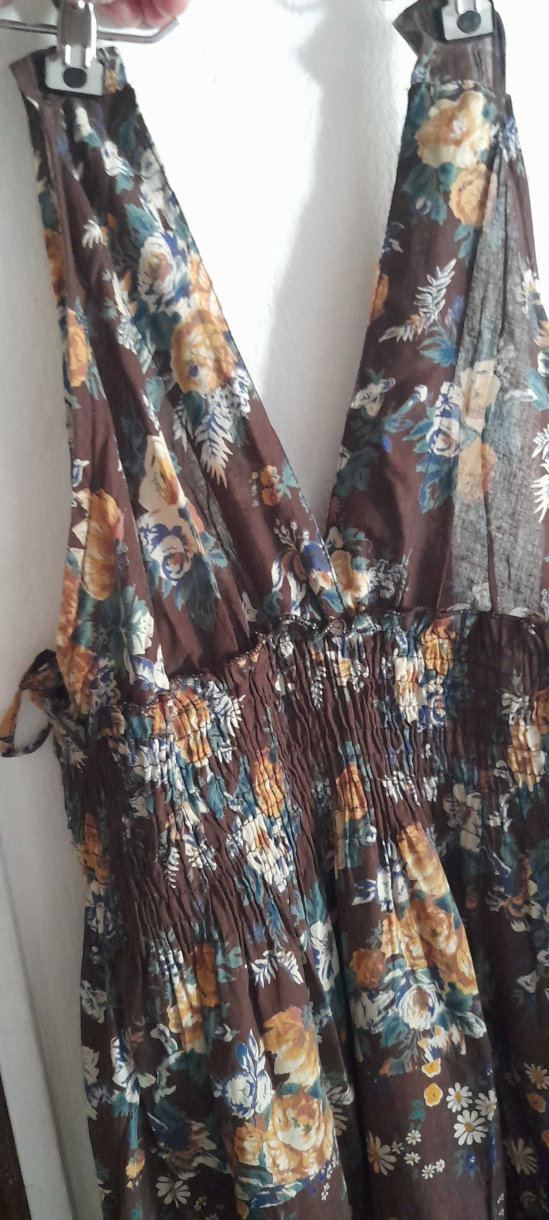 Vestido comprido com padrão floral lindo