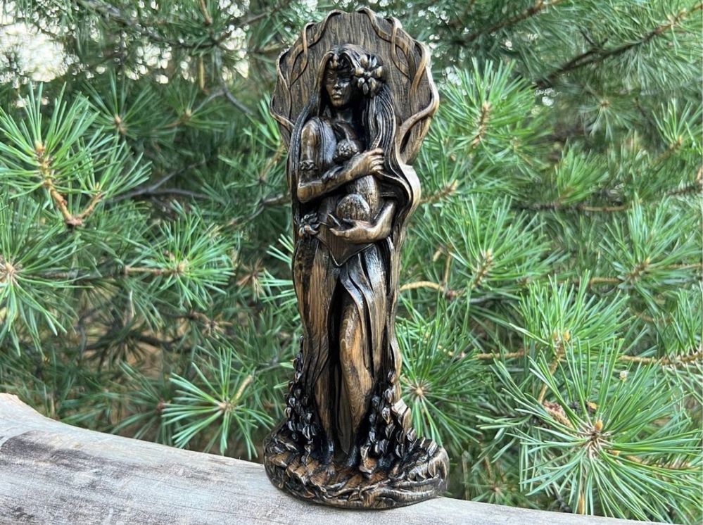 Статуетка з дерева- богиня Остара .