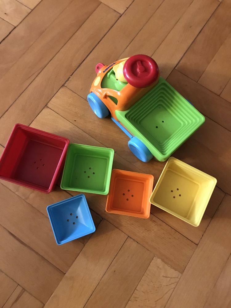 Tomy, Stacyjkowo, samochód piramidka, zabawka niemowlęca