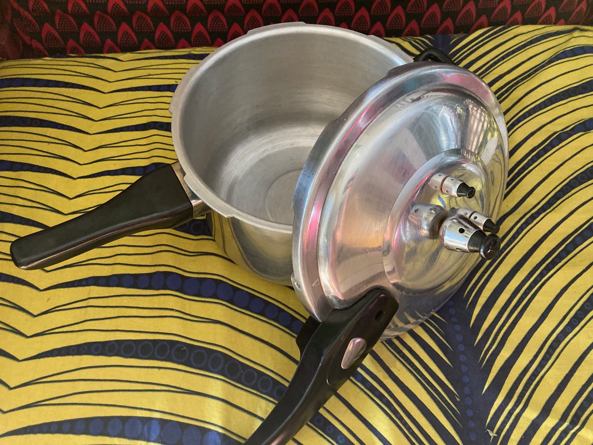 Panela de Pressão com 3 Válvulas de Segurança  4L