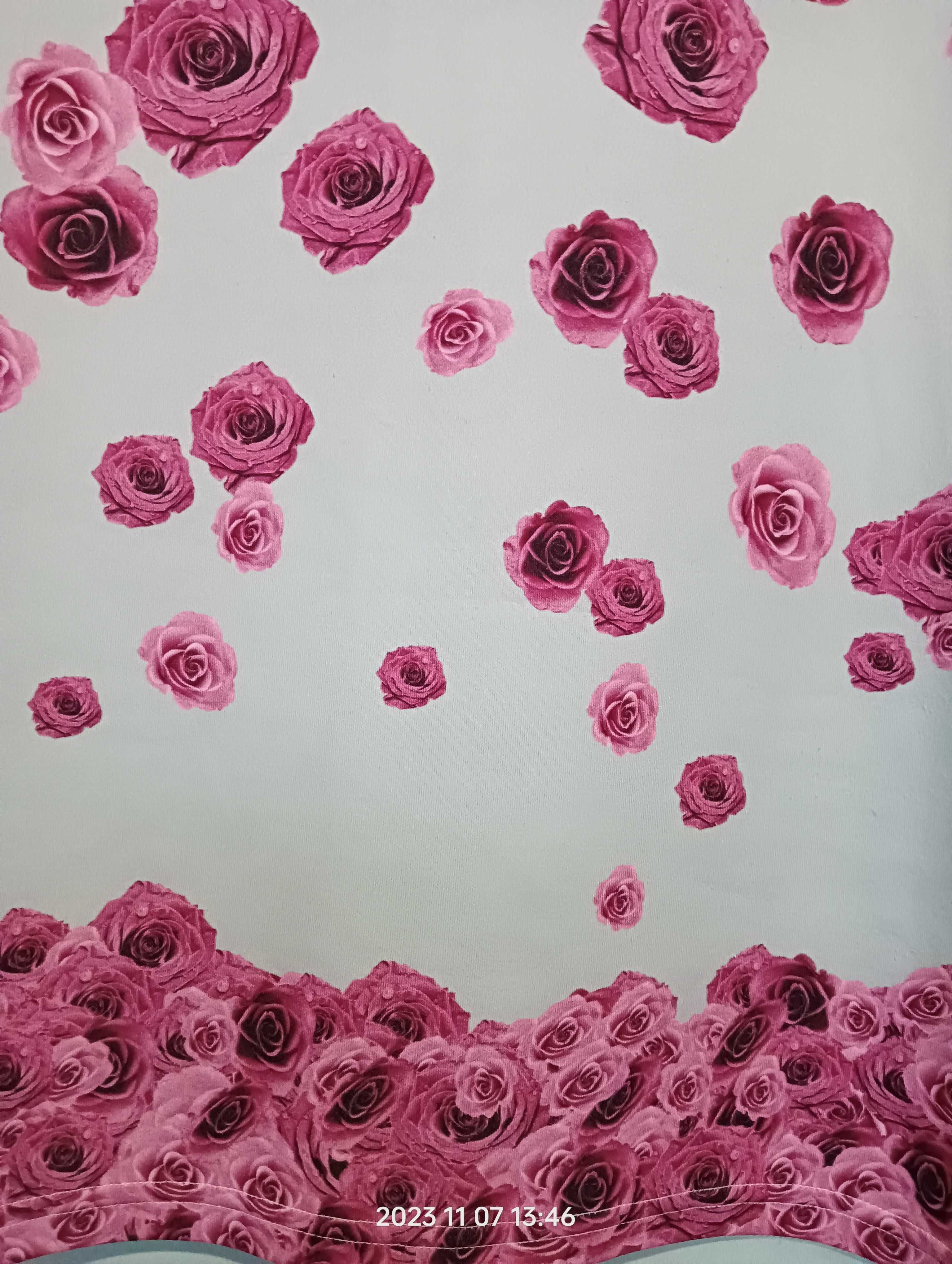 Sukienka w różowe kwiaty