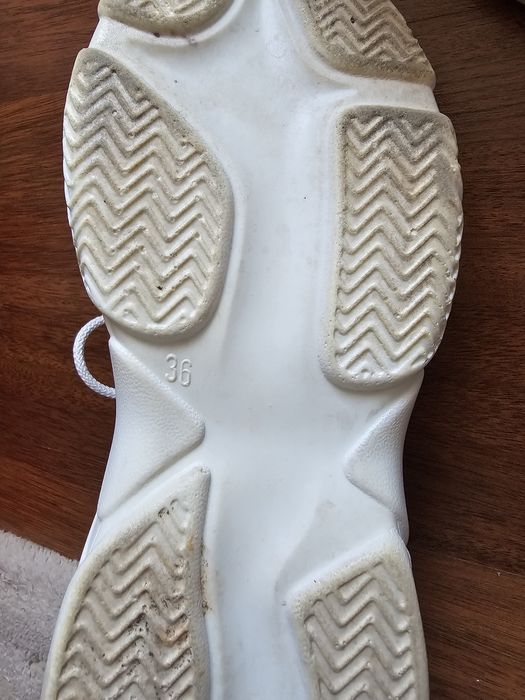 Кроссовки с натуральной кожи, размер 36, в отличном состоянии. Цена