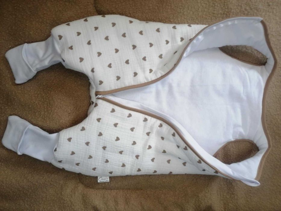 MUŚLINOWY Śpiworek z nogawkami wywijane skarpety 2,5 tog w Serduszka