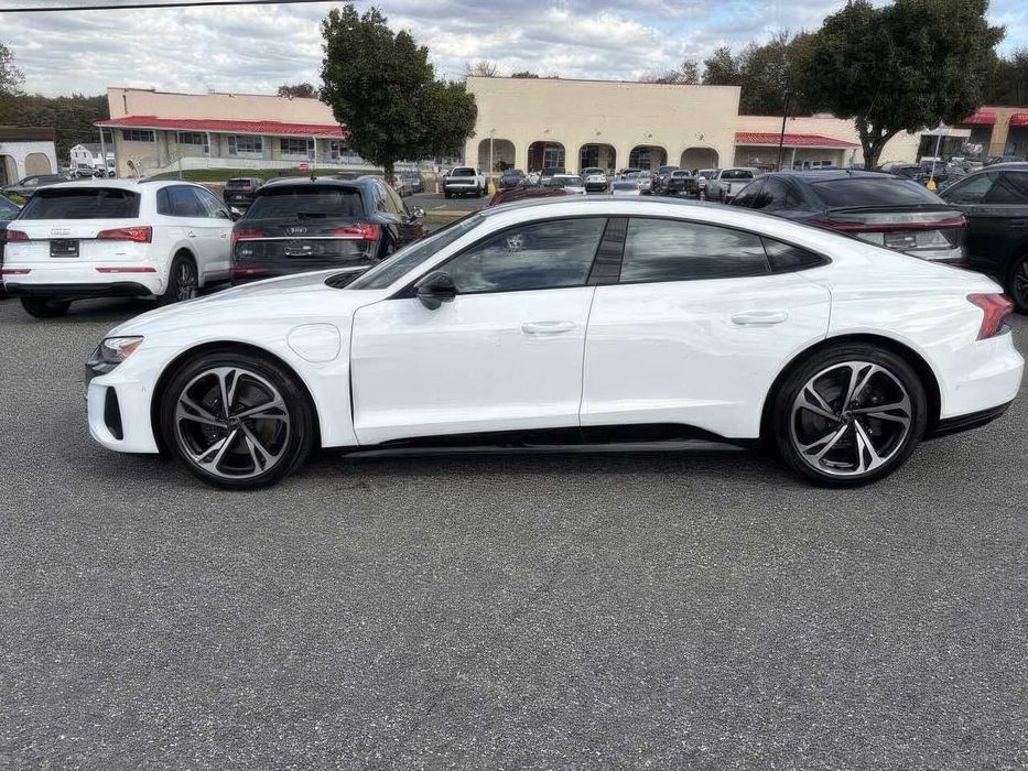 Audi e-tron      2023