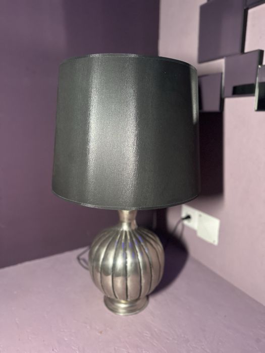 Candeeiro Grande com Base Prateada e Abajur Preto